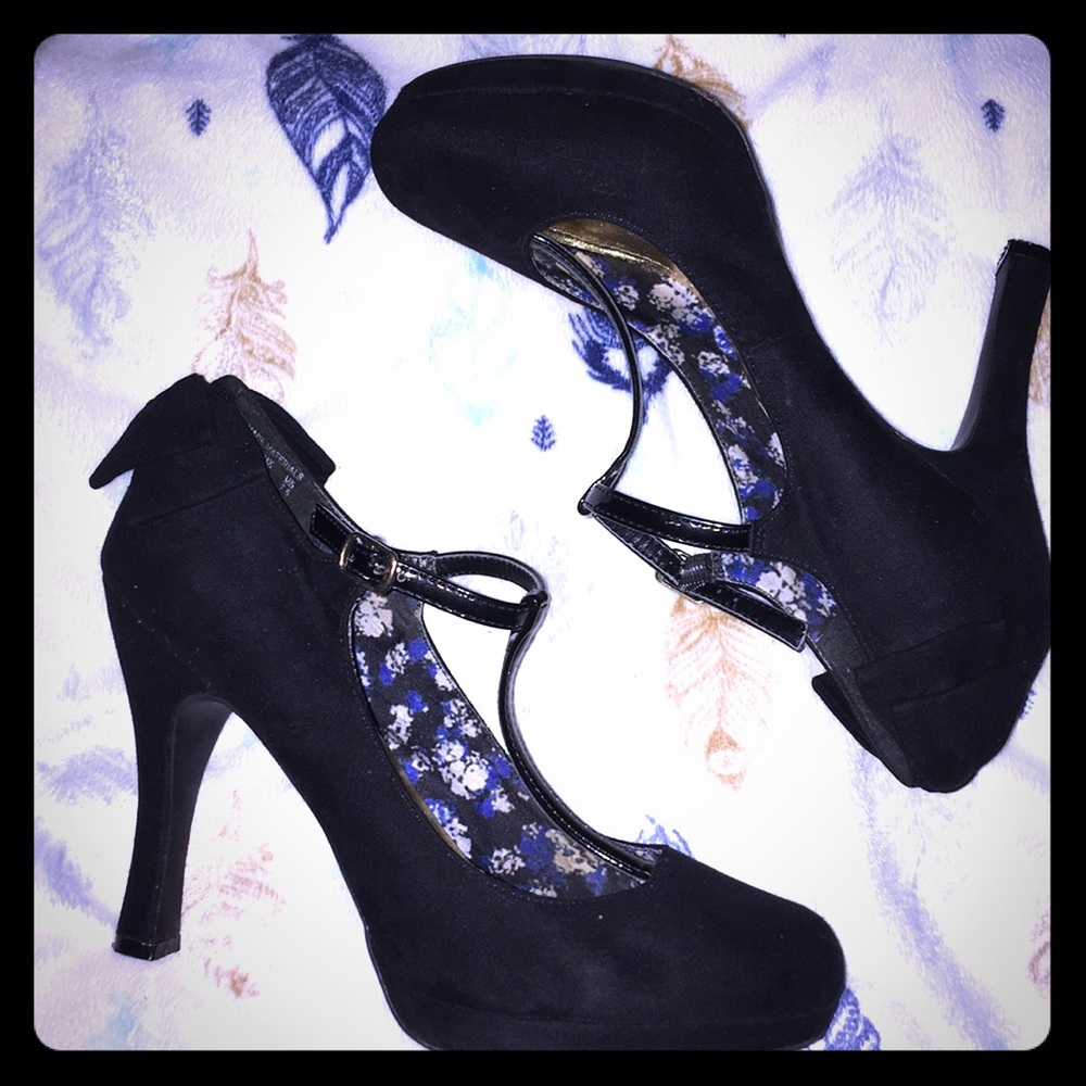Cute black heels with bows